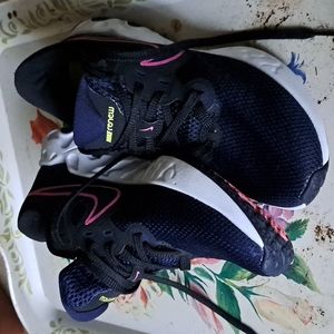 Women's Nikes size 8.5